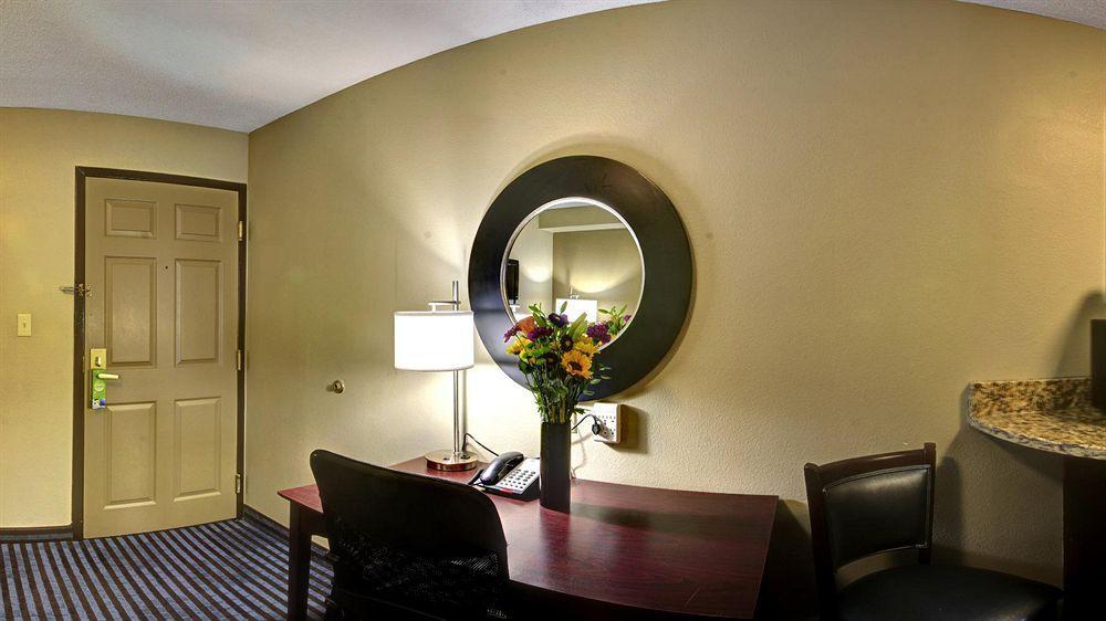 Hotel Comfort & Ballpark Area 3*
